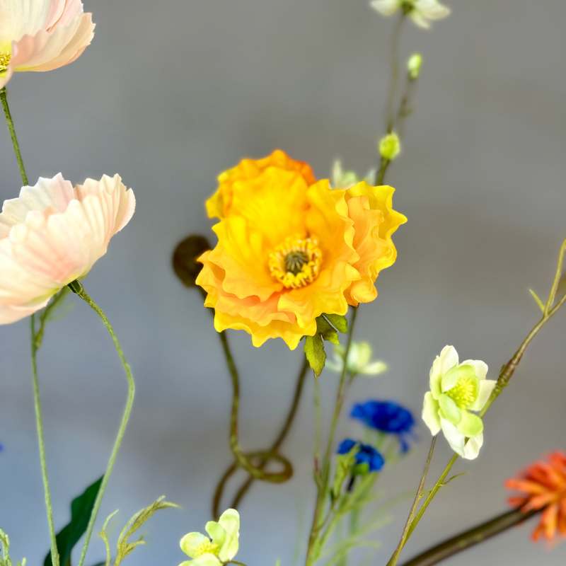 Bloomfever zijden boeket met een detail van een gele klaproos van zijden bloem. Boeket Anne