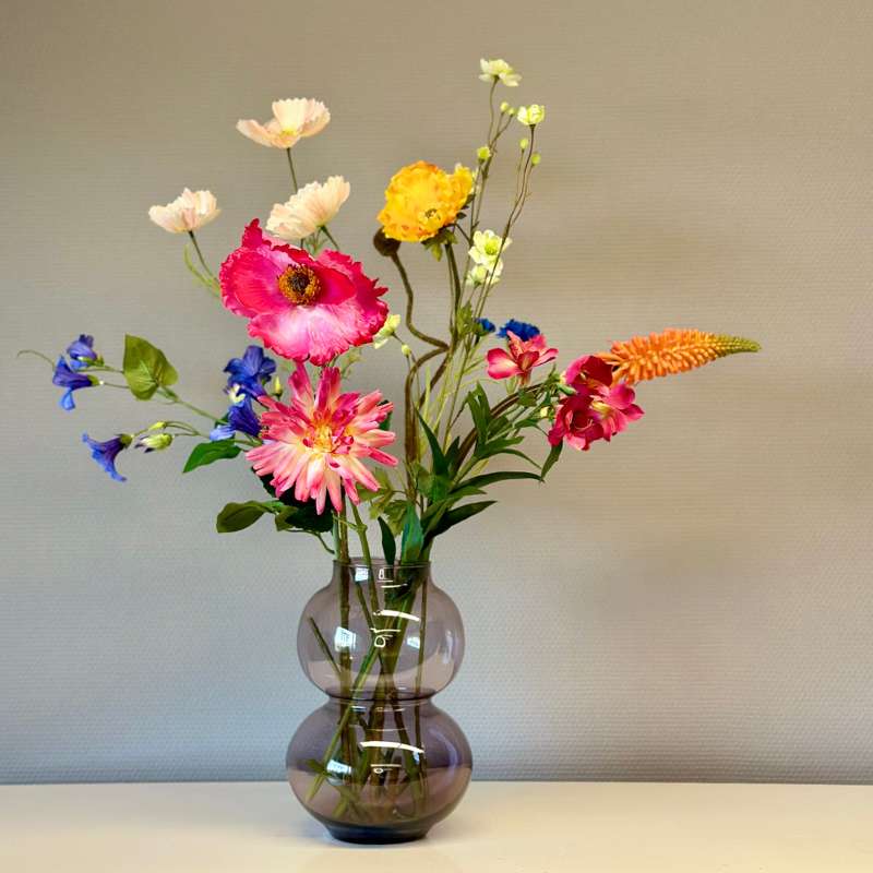 Zijden Boeket 'Anne' van BloomFever - kleurrijke mix van roze papaver, roze dahlia, gele buttercup, blauwe ridderspoor en groene bladeren in een vaas, €19,95 per maand Perfect voor elk interieur en onderhoudsvrij.