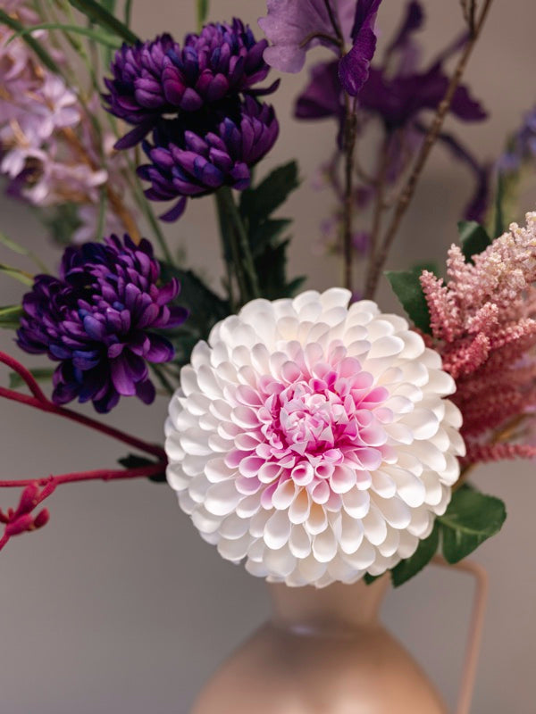 Kunstbloemen veldboeket roze in roze handvatvaas afgebeeld met hand