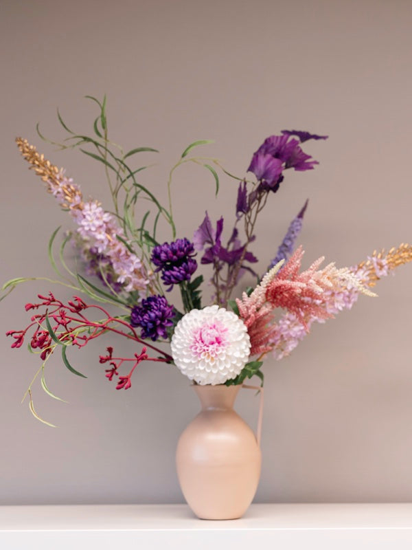 Kunstbloemen veldboeket roze in oude handvatvaas. Wit roze grote Dahlia van zijden bloem