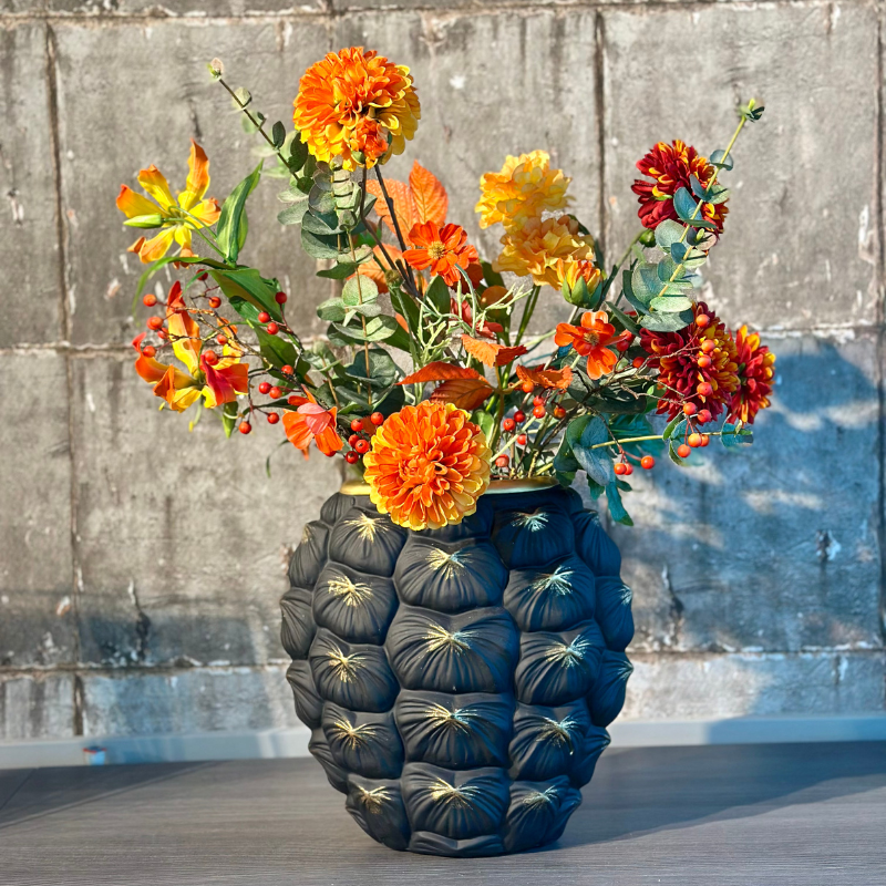 Zijdebloemenboeket Noa in Turtle vaas van Peri Living, warm gekleurd met oranje tinten, een duurzaam en stijlvol arrangement voor elke ruimte.