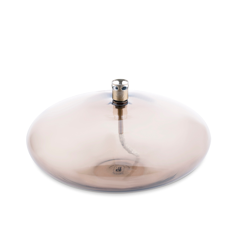 The Original Disc Olielamp van Peri Living, champagnekleurig glas, Ø18 x 9 cm, ontworpen door Peri Living. Perfect als sfeermaker voor in huis, onder de veranda of in uw tuinkamer. Ook verkrijgbaar in de maten s en L. Bij aankoop van de volledige set een speciale prijs. Inclusief trechter en aanbevolen paraffine olie voor optimaal resultaat, beschikbaar bij BloomFever.