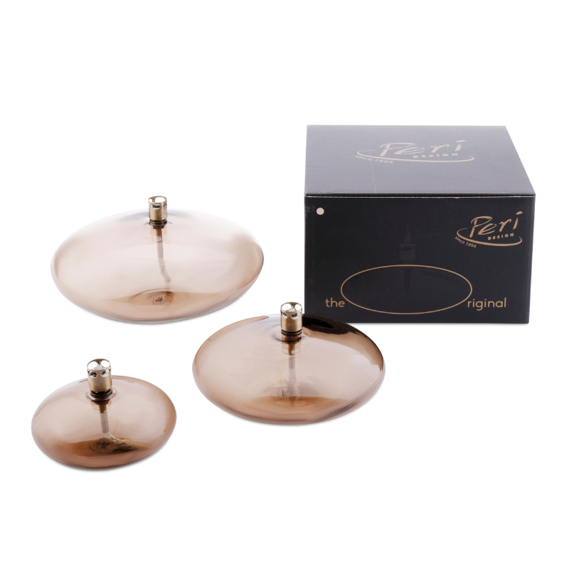 De Original Disc Olielamp van Peri Living, champagnekleurige glazen olielamp. Verkrijgbaar in maten S, M en L. Perfect voor sfeervolle verlichting in huis, op de veranda of in de tuinkamer. Combineer voor een speciale prijs bij aankoop