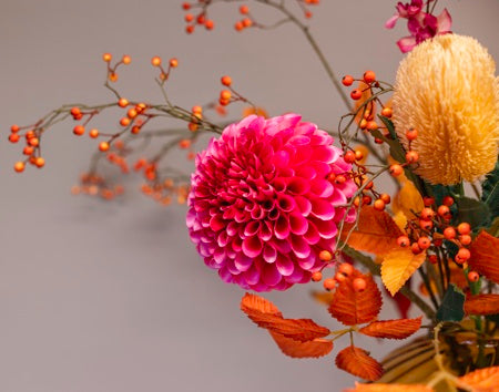 Kunstbloemenboeket met fuchsia Dahlia en gele Banksia ashbyi zijden bloemen