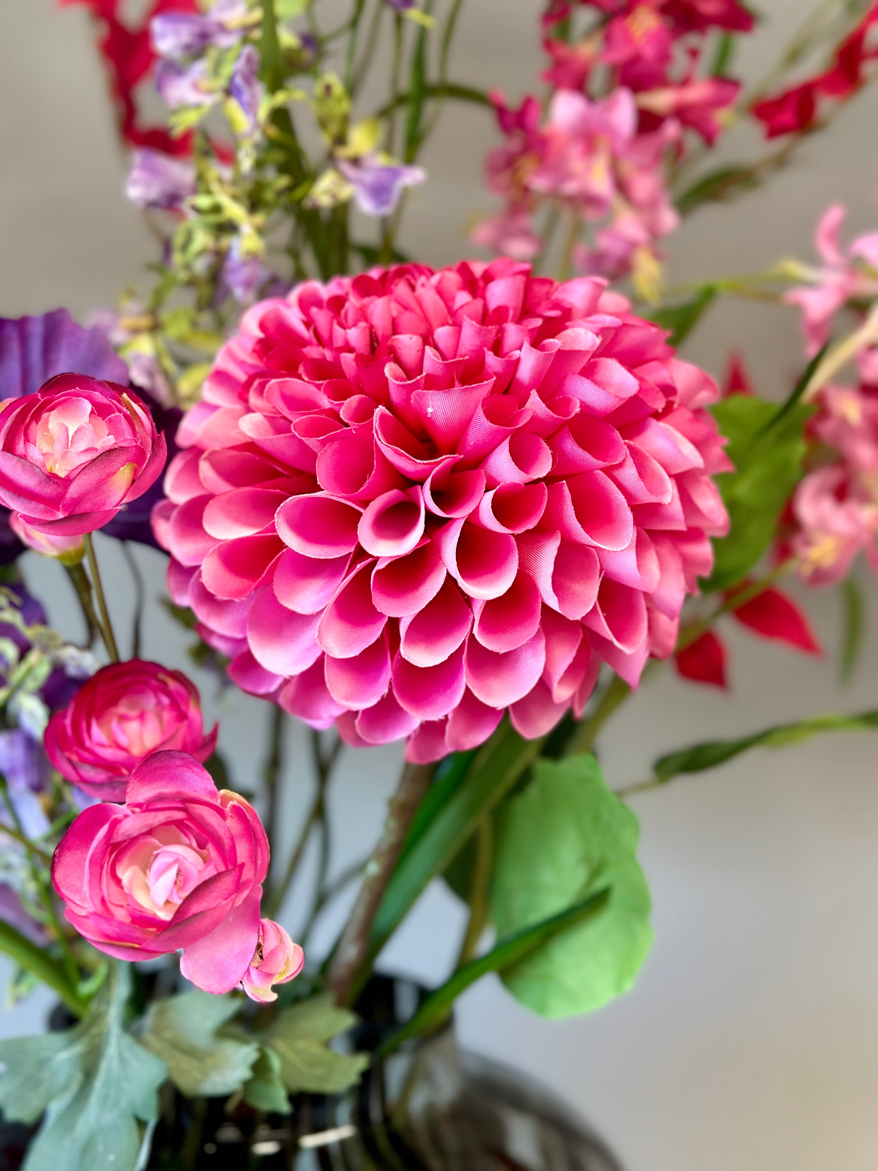 Detail van fuchsia zijden dahlia uit het Pantera boeket. Deze is afkomstig van BloomFever