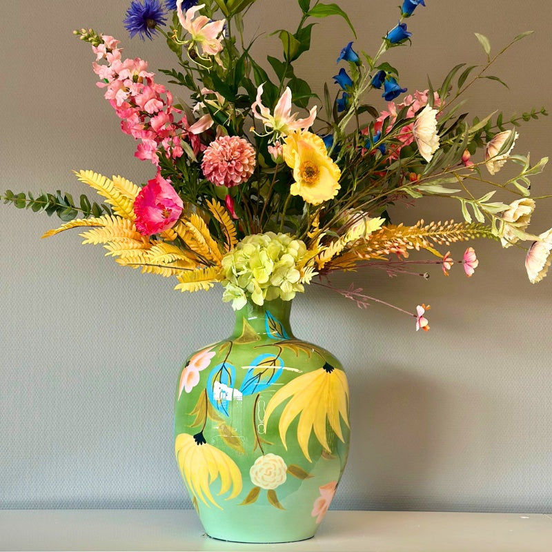 Handbeschilderde vaas in lichtgroene kleur met gebloemde tekeningen. Materiaal is emaille. Vaas is geschikt met zijden bloemen van BloomFever