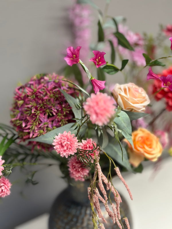 Kunstbloemenboeket van BloomFever in veldboeketkleuren zijden bloemen in vaas Vanersborg groen