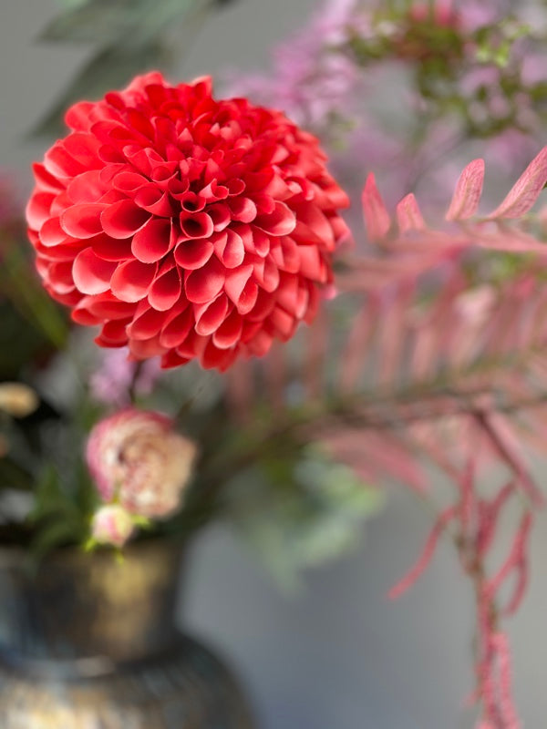 Kunstbloemenboeket van BloomFever met rode Dahlia zijden bloem