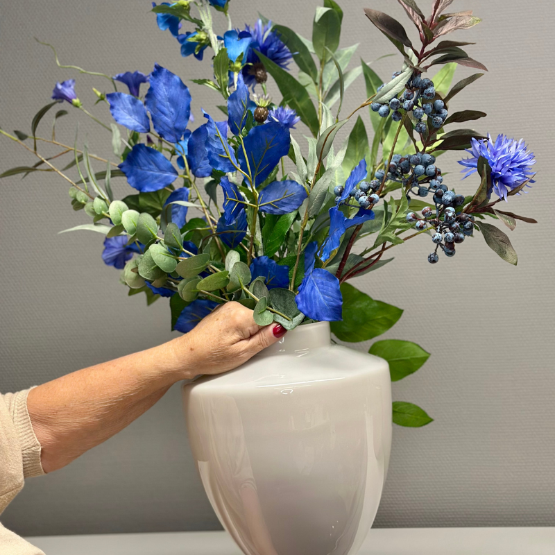 Exotisch boeket Noëlla van BloomFever in vaas Tugela Ivory S, met opvallende blauwe bloemen en een elegante vaas, ideaal voor interieurdecoratie en duurzaam bloemabonnement.