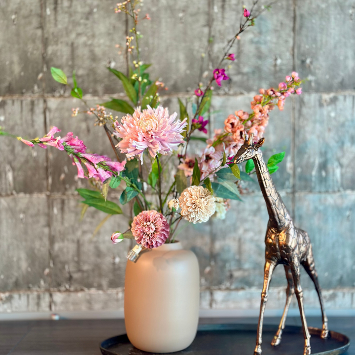 Zijdenbloemenboeket Dana in Artic Sand vaas | PeriLiving met pastelkleurige bloemen, gestyled voor een modern interieur uit de collectie van BloomFever