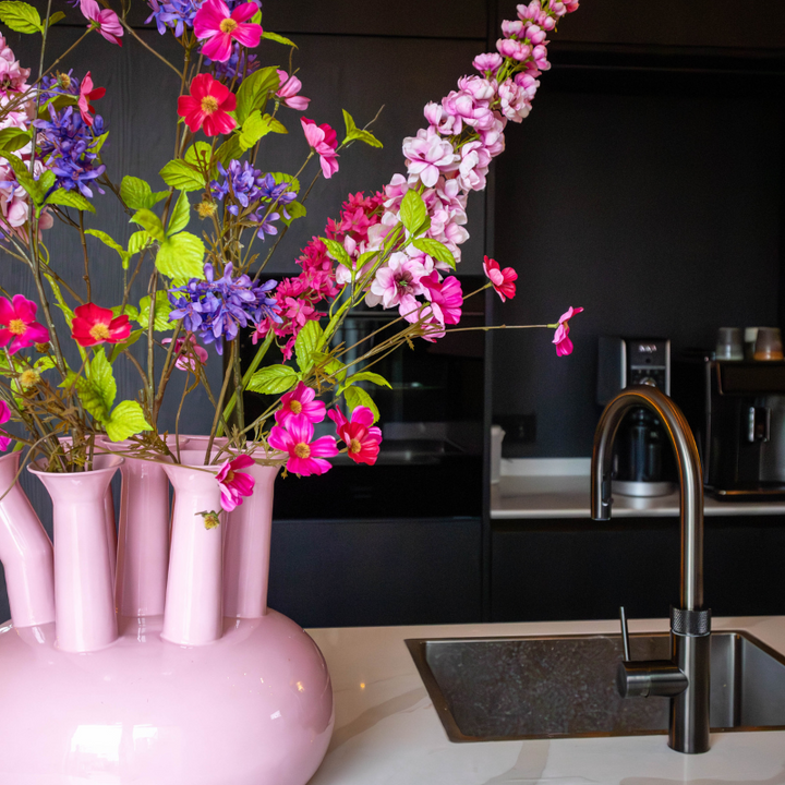 Kunstboeket Djoy in de keuken op het aanrecht. Prachtige zijdenbloemen van silkka , niet van echt te onderscheiden. Deze eyecatcher steelt de show in elke ruimte! verkrijgbaar bij bloomfever