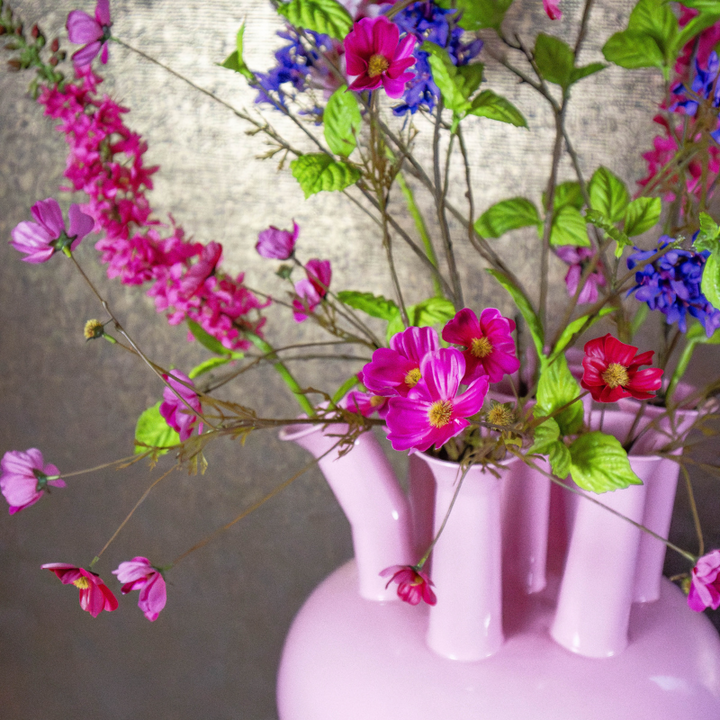 Kunstboeket Djoy met prachtige zijdenbloemen onder andere donkerroze Cosmos en Delphiniums.