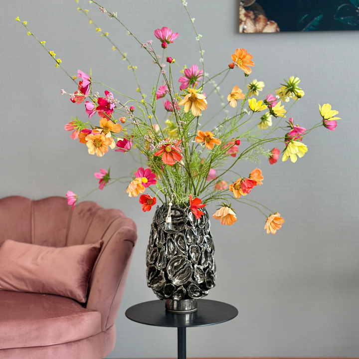 Kleurrijk zijden Cosmos boeket in glanzende bronzen keramieken vaas met oestertextuur, perfect als interieurdecoratie. Zijden bloemen van het merk Silkka en de vaas van Periliving