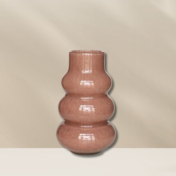 Handgemaakte glazen vaas Lomami Shiny Brown van het merk Vase the World met glanzende bruine afwerking en organische vorm, ideaal als decoratieve eyecatcher. Verkrijgbaar bij bloomfever