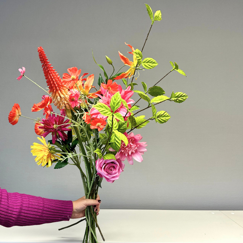 Zijden boeket Paradiso met kleurrijke bloemen zoals dahlias, anjers, zinnia's en een fakkellelie. Los boeket verkrijgbaar bij BloomFever