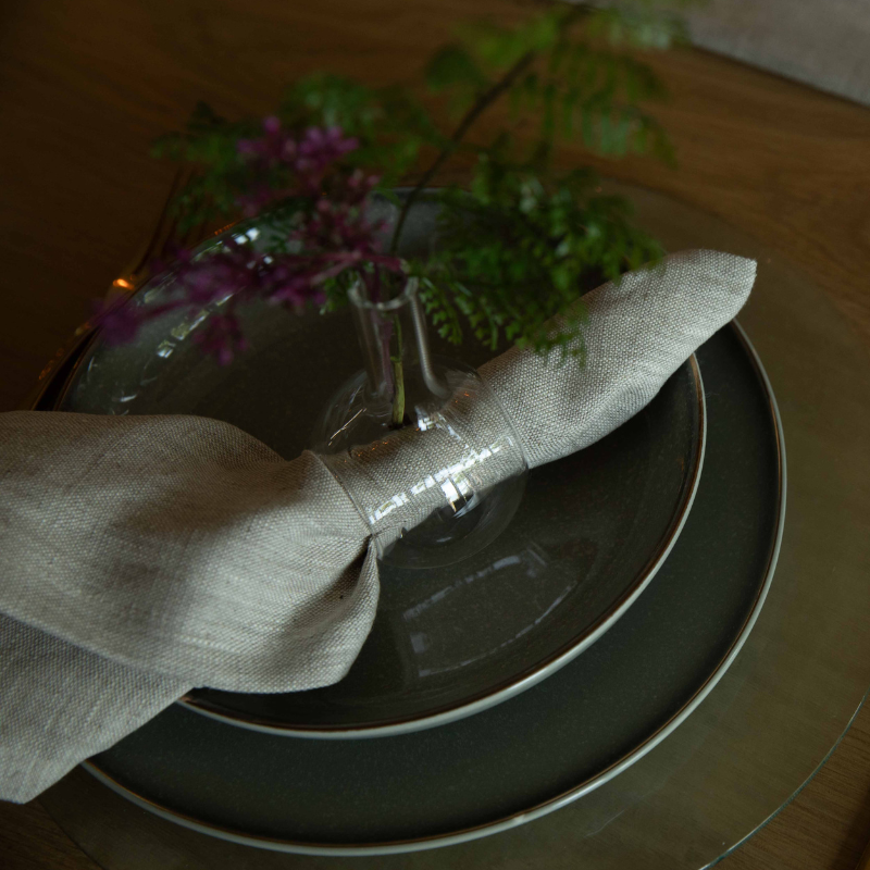 Napkin flower ring by Peri Living, a stylish table accessory for festive and everyday table settings, perfect to pair with flowers from Bloomfever.