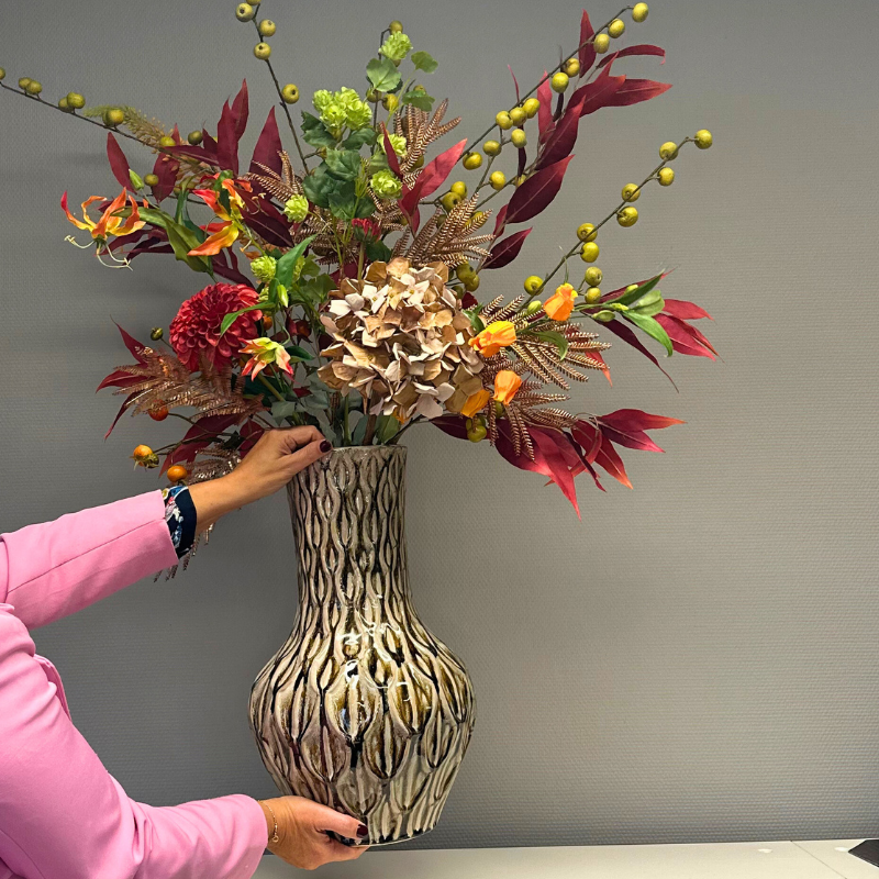 Prachtig herfstboeket met zijden bloemen van Bloomfever in de Inga Boa vaas. Kleuren in herfsttinten zoals wijnrood en orange