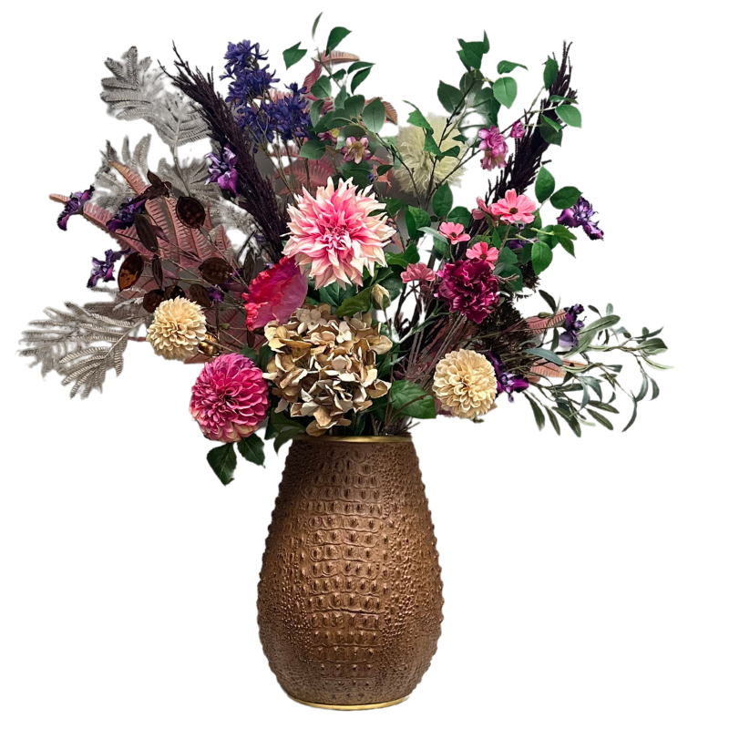 Prachtig zijden bloemenboeket genaamd Daniek, met een kleurrijke mix van roze, paarse en crèmekleurige bloemen, gepresenteerd in een stijlvolle Crocodile Bruin L vaas met een textuurrijke afwerking die doet denken aan krokodillenleer. Het boeket bevat onder andere pioenrozen, dahlia's en hortensia's en straalt luxe en elegantie uit.