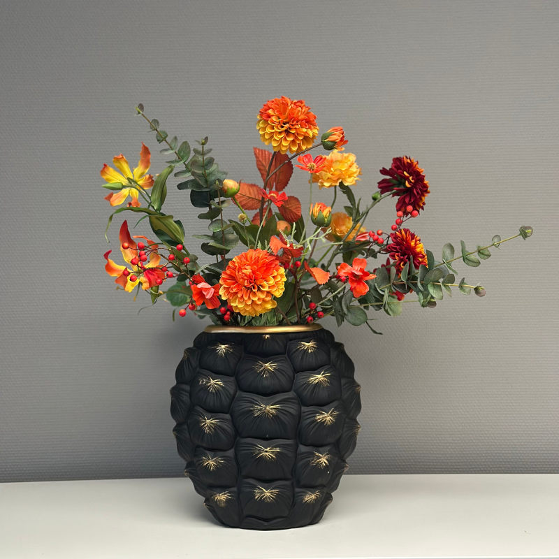 Turtle vaas van Peri Living met boeket Noa, gevuld met warme oranje zijdebloemen, een duurzame en elegante decoratie voor elk interieur.