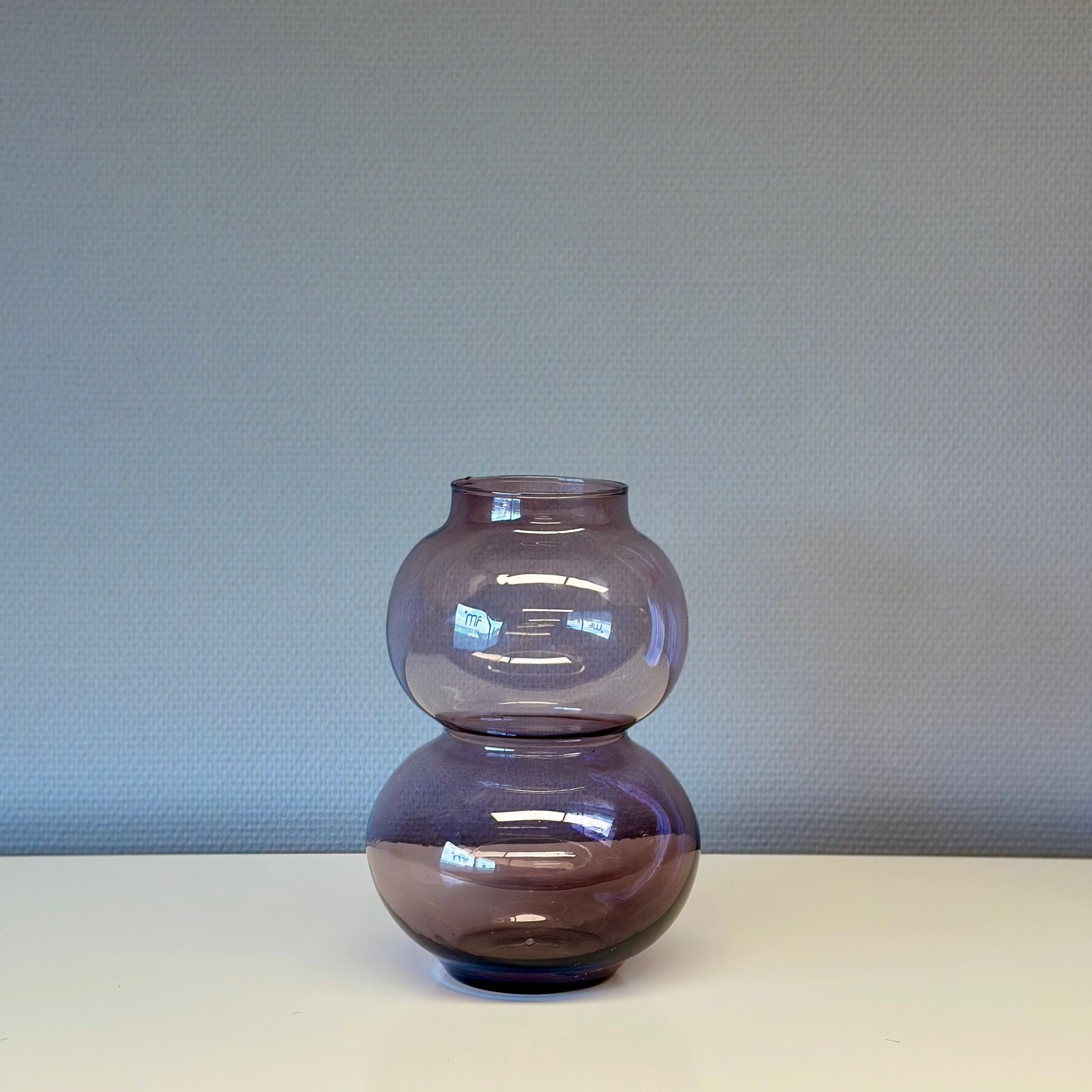 Vaas Round duo. Dit is een mondgeblazen vaas van gerecycled glas in een paarse kleur. Een duurzame keuze.