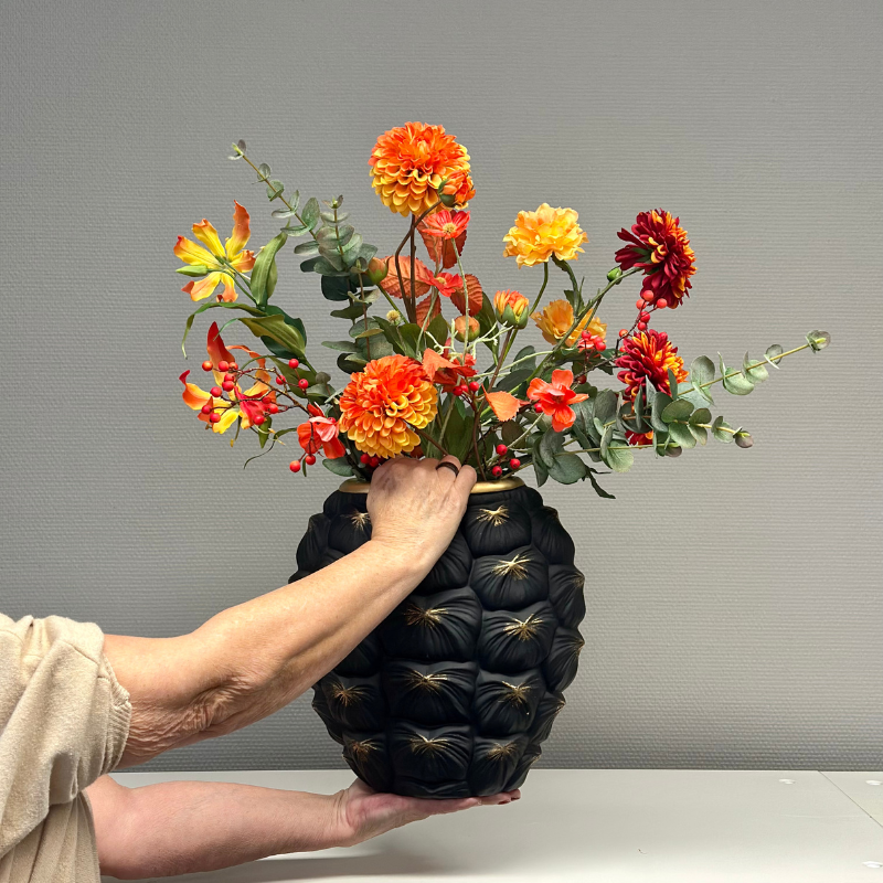 Zijden bloemen Boeket Noa in prachtige Turtle vaas, warm oranje zijdebloemen, een duurzaam en stijlvol decoratief accent voor elk interieur.