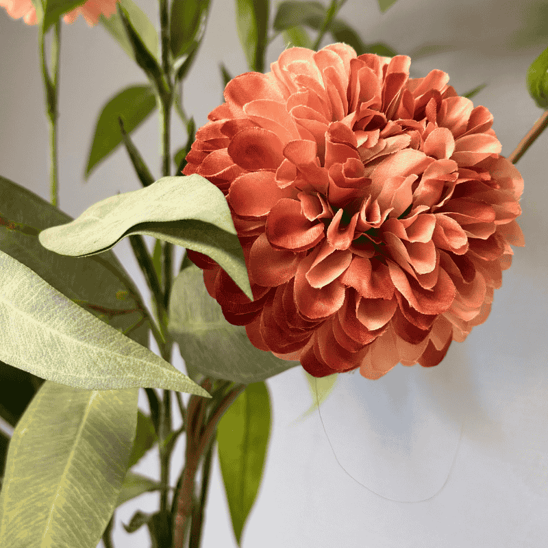 Dahlia kunstbloem in terra kleur, onderdeel van zijden boeket Liek van BloomFever
