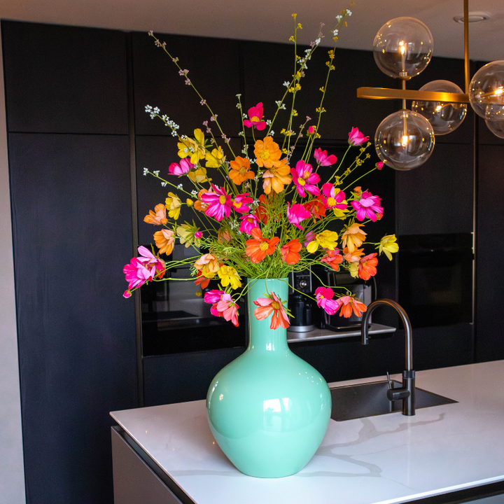 Decoratief kunst bloemenboeket met zijdenbloemen van het merk Silkka. Bestaande uit grote cosmos takken in de kleuren rood, fuchsia, geel en oranje