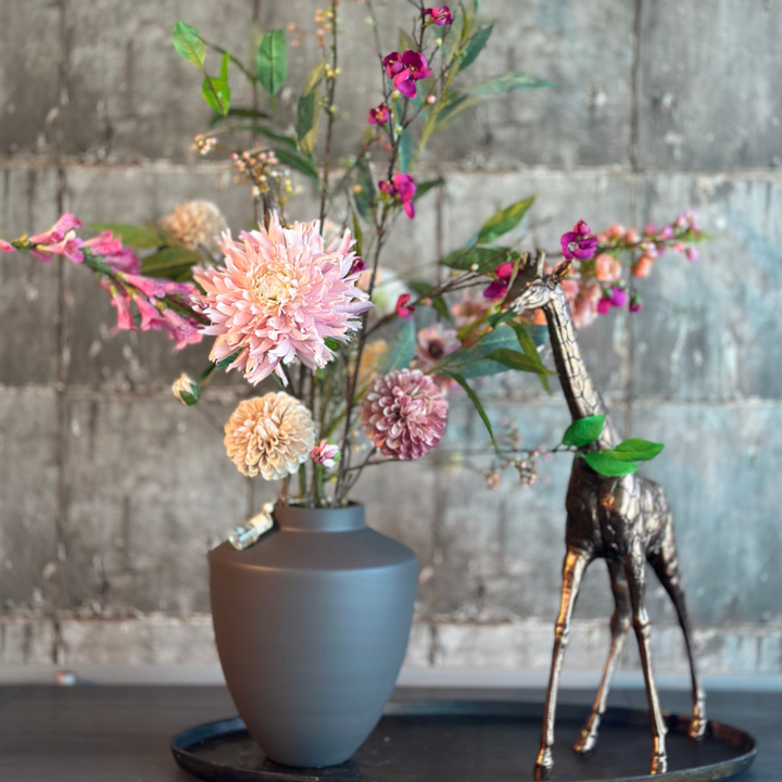  Zijdenbloemenboeket Dana in pastelkleuren gestyled in een Tugela Earth mat vaas 