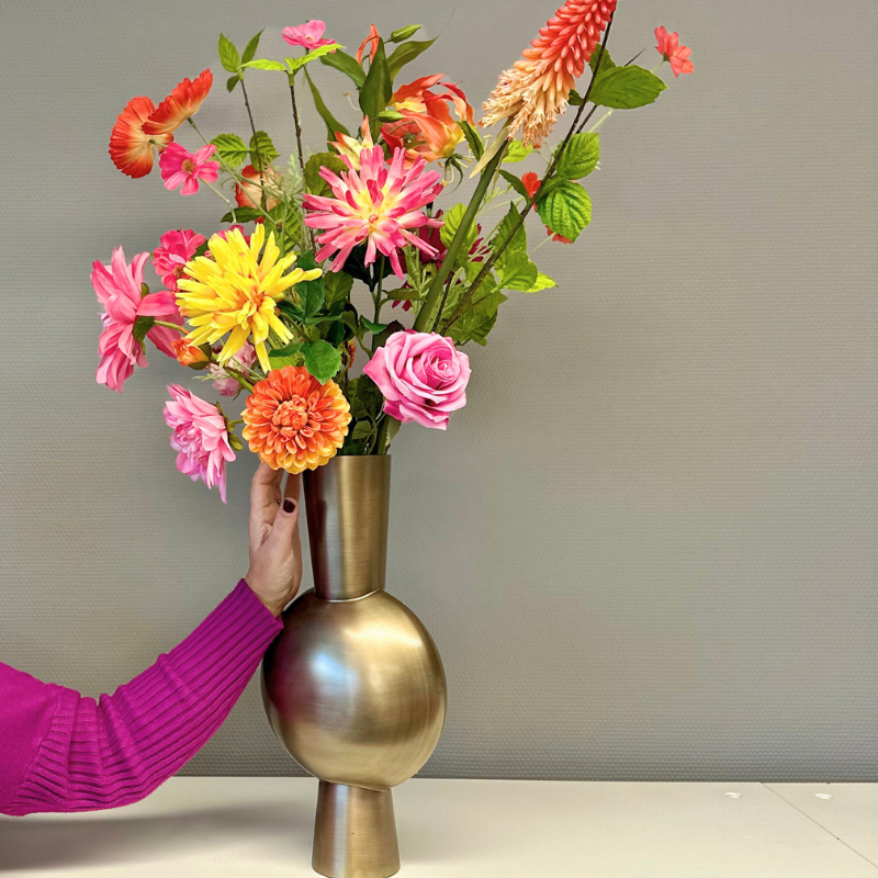 zijden boeket Paradio met verschillende kleuren zijden bloemen in de bronzen vaas Kavandu medium