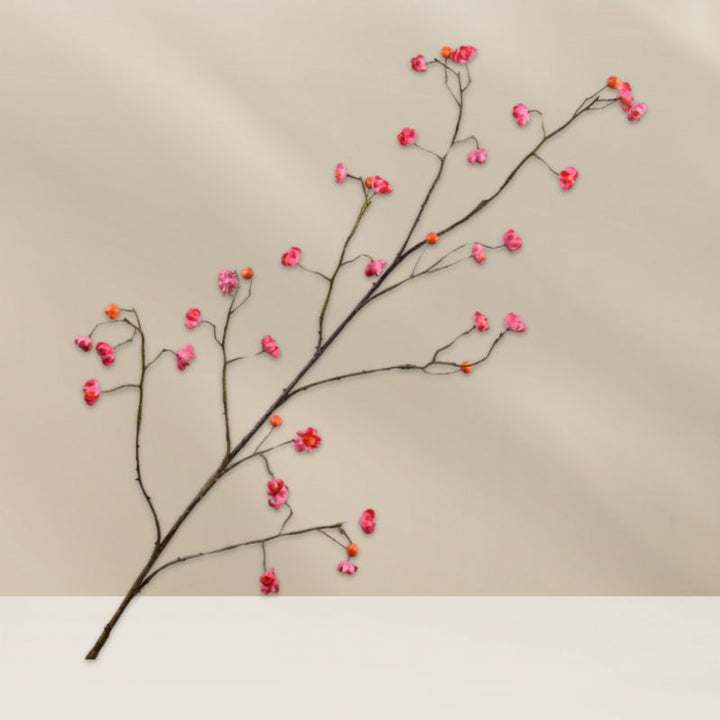 Handgemaakte kunsttak met roze en oranje bessen – Bessentak Beauty 125 cm van Silkka, verkrijgbaar bij Bloomfever, realistisch en onderhoudsvrij decoratief accent voor elk interieur.
