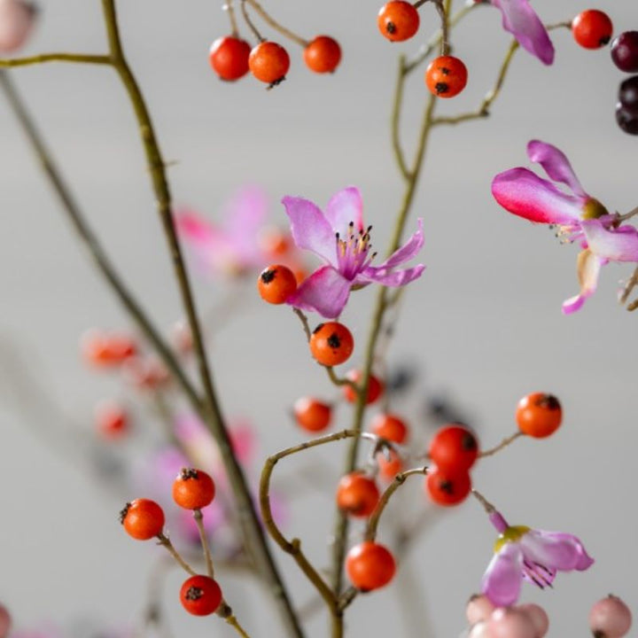 Decoratieve oranje-roze bessentak van Sillka, stijlvol te combineren met andere Bloomfever takken voor een kleurrijk boeket.