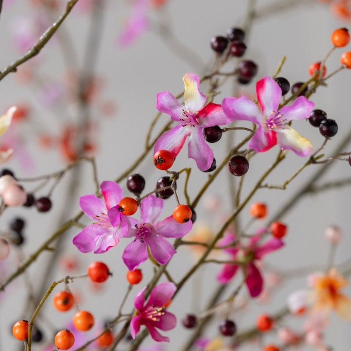 Decoratieve paars-roze bessentak van Sillka, stijlvol te combineren met andere Bloomfever takken voor een kleurrijk boeket.