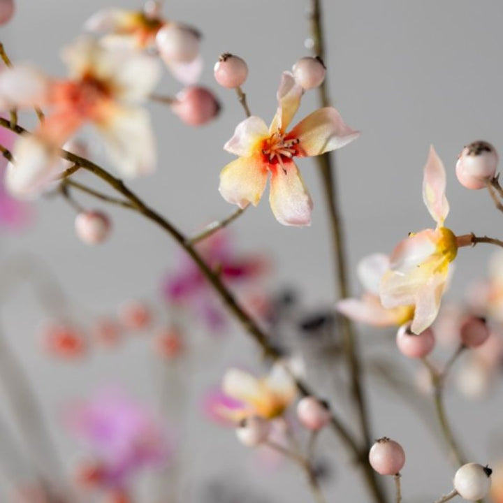 Decoratieve perzik-creme bessentak van Sillka, stijlvol te combineren met andere Bloomfever takken voor een kleurrijk boeket.
