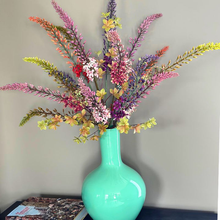 Boeket van eremurus spray in diverse kleuren zoals paars, groen, crème oranje gestyled door bloomfever  in de Foshan vaas