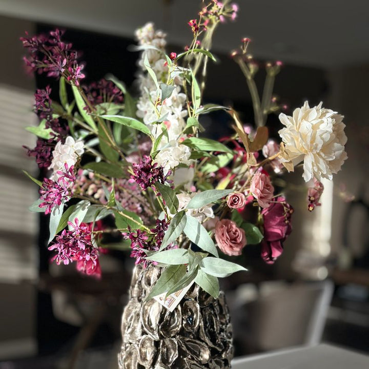 Prachtig boeket van Jacomijn met realistisch ogende zijdenbloemen in een mix van bloemen en groene bladeren.