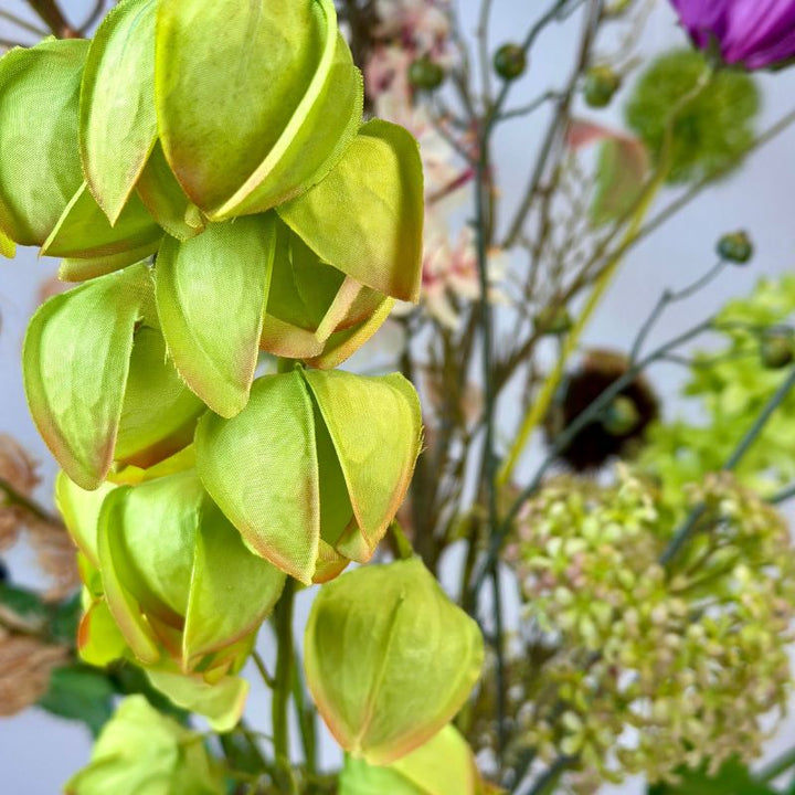 Tijdloos interieurboeket Seim met realistische zijden bloemen in rijke burgundy tinten.
