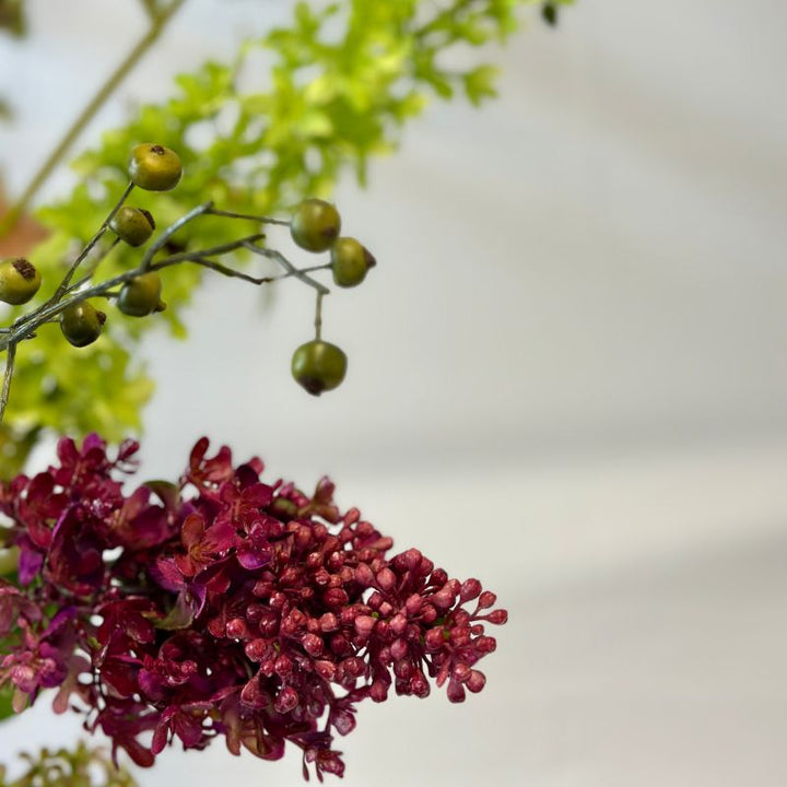 Luxe zijden boeket met burgundy lupines en groen/witte accenten van BloomFever.