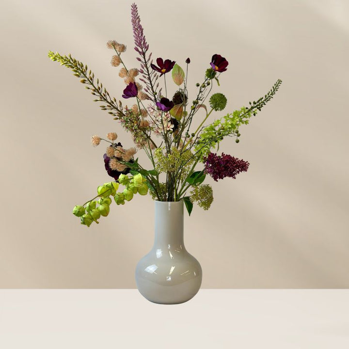 Zijden bloemen boeket Seim in groen, wit en burgundy met Eremusstelen en Cosmos.