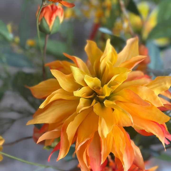 close up van zijden oranje dahlia uit het kunstboeket quinty van bloomfever