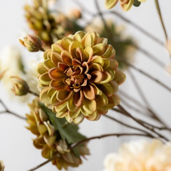 close up van groene dahlia kunstbloem van zijden materiaal in afmeting 70 cm. Merk Silk-ka verkrijgbaar bij BloomFever als losse steel en in combinatie met andere kleuren zoals  zalm.