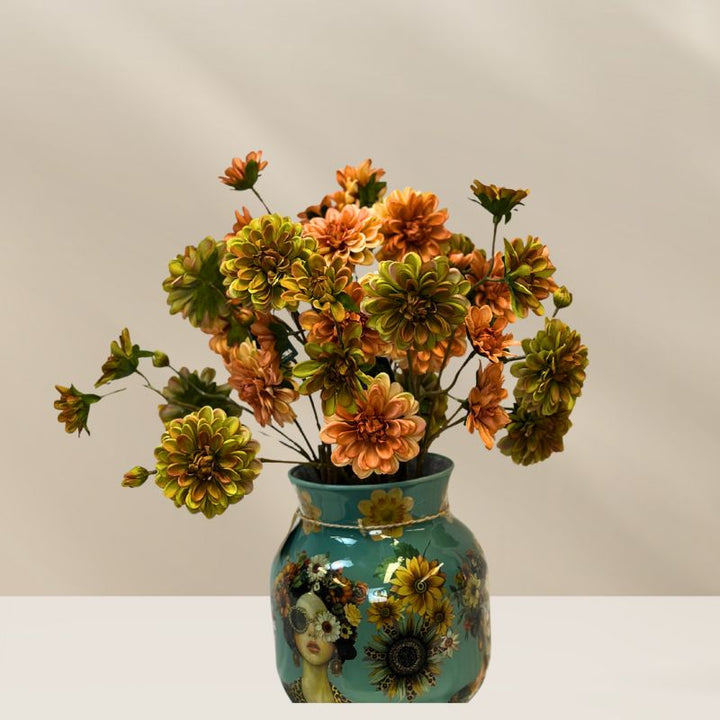 Boeket van groene en zalm kleurige dahlia's in een handbeschilderde vaas van Pazzo. Kunstbloemen van het merk Silk-ka verkrijgbaar bij Bloomfever