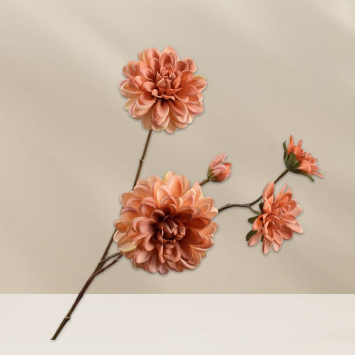 Zalm kleurige dahlia kunstbloem afmeting 70 cm van het merk Silk-ka verkrijgbaar bij BloomFever als losse steel