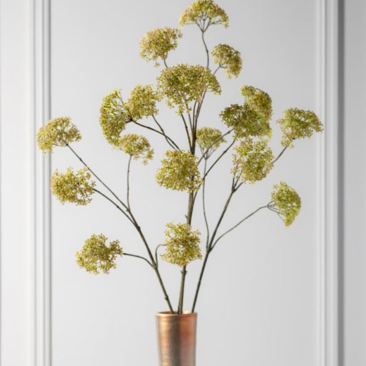 Zijden dille tak van Silk-ka, 107 cm hoog – luchtige, natuurlijke kunsttak in frisse groene tint, ideaal voor interieurdecoratie en boeketten bij Bloomfever.