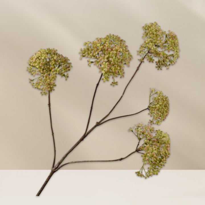 Silk-ka zijden dille tak 107 cm – realistische groene kunsttak met fijne blaadjes, perfect voor hoge vazen en stijlvolle bloemstukken, verkrijgbaar bij Bloomfever.