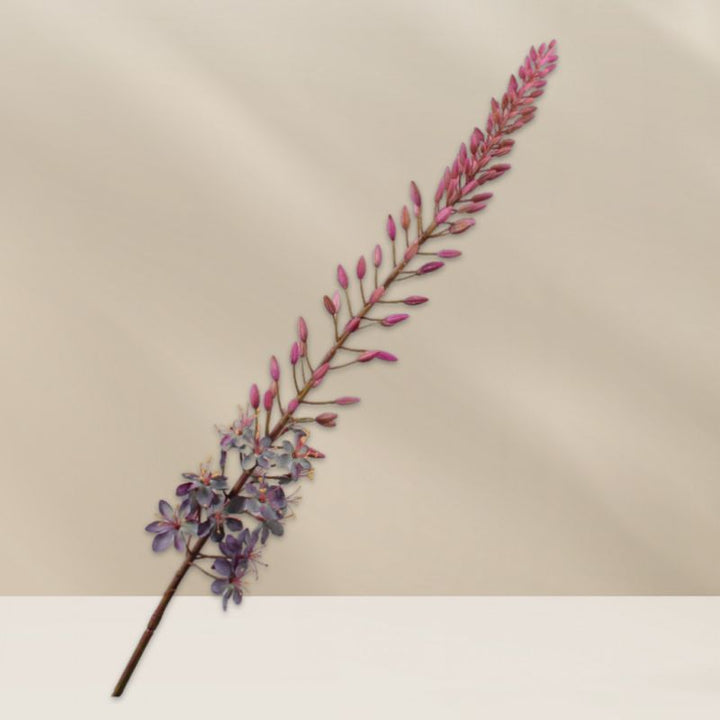 Eremurus spray paars 108 cm van Silk-ka. Handgemaakte zijdebloem met natuurlijke uitstraling. Stijlvol, duurzaam en exclusief bij BloomFever.