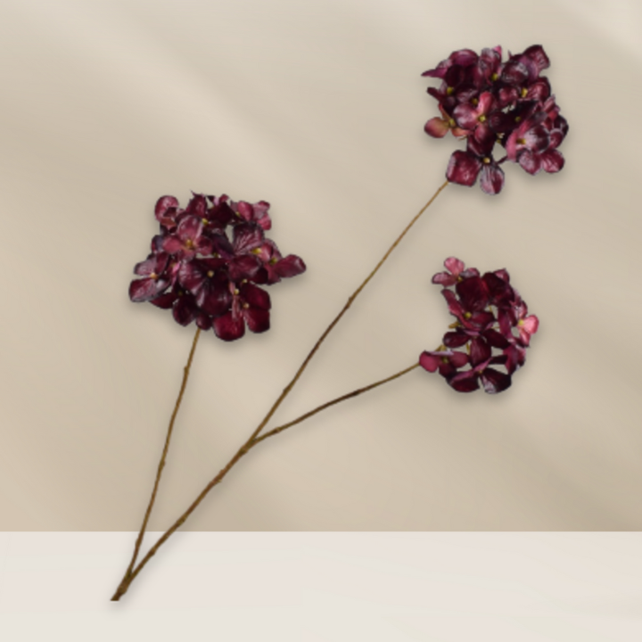 Silk-ka zijden hortensia tak 85 cm in warme bordeaux/burgundy herfstkleur – luxe kunstbloem verkrijgbaar bij Bloomfever