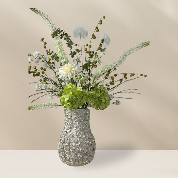 Fris groen-wit zijdenbloemenboeket Flore van BloomFever met hortensia’s, dahlia’s, madeliefjes, sneeuwballetjes en eucalyptus blad.