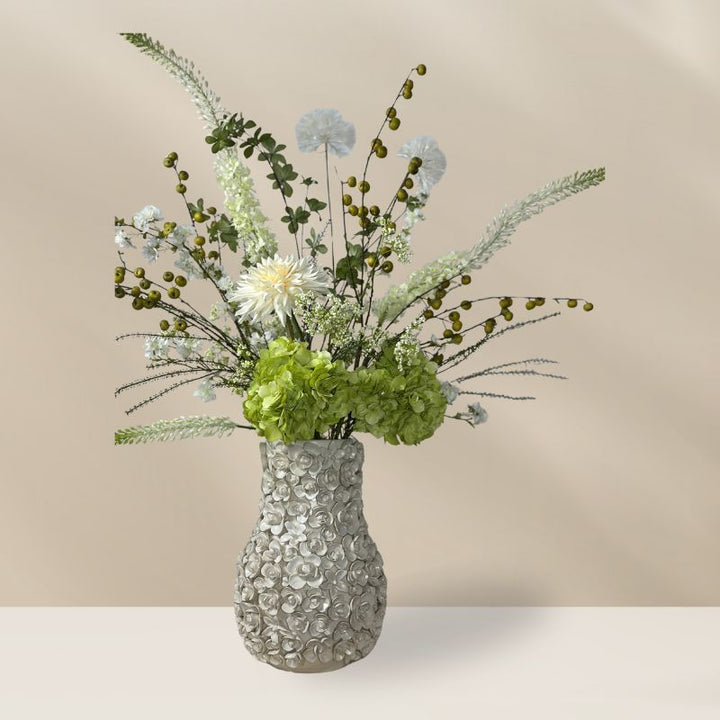Fris groen-wit zijdenbloemenboeket Flore van BloomFever met hortensia’s, dahlia’s, madeliefjes, sneeuwballetjes en eucalyptus blad.