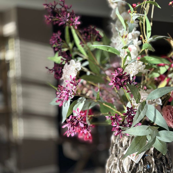 Kunstig boeket van Jacomijn met diverse zijdenbloemen, zorgvuldig gerangschikt voor een natuurlijke uitstraling.