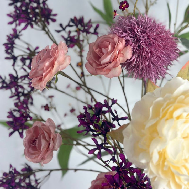 Elegant bordeaux en wit zijdenbloemenboeket Jacomijn, perfect voor in een vaas
